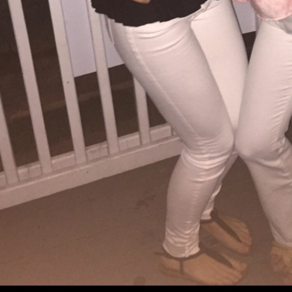 Hardly worn white American Eagle skinny jeans! Sz2